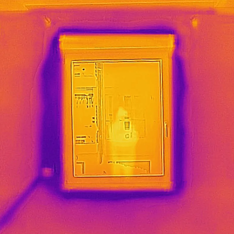 Foto térmica de la ventana en PVC recién cambiada